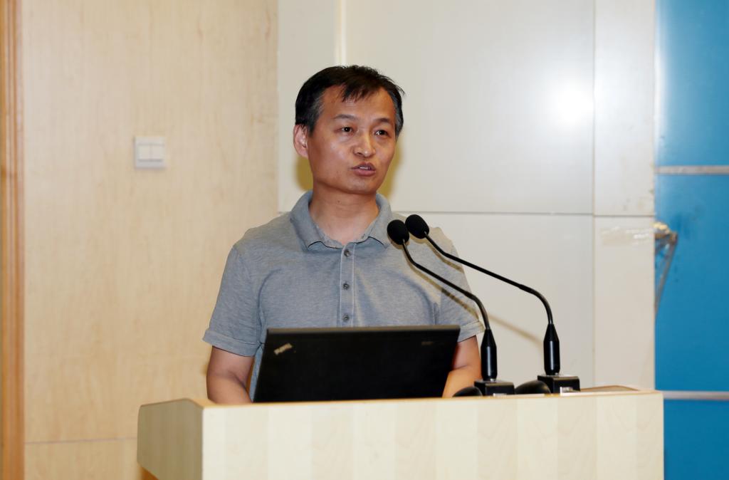 教务处处长贺天柱主持会议