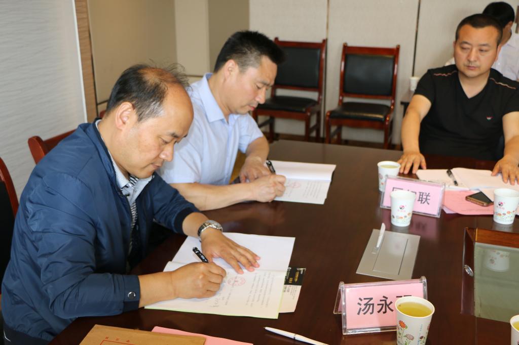 学院与汉滨区签订《教育结对帮扶框架协议》和《电子商务平台建设框架协议》