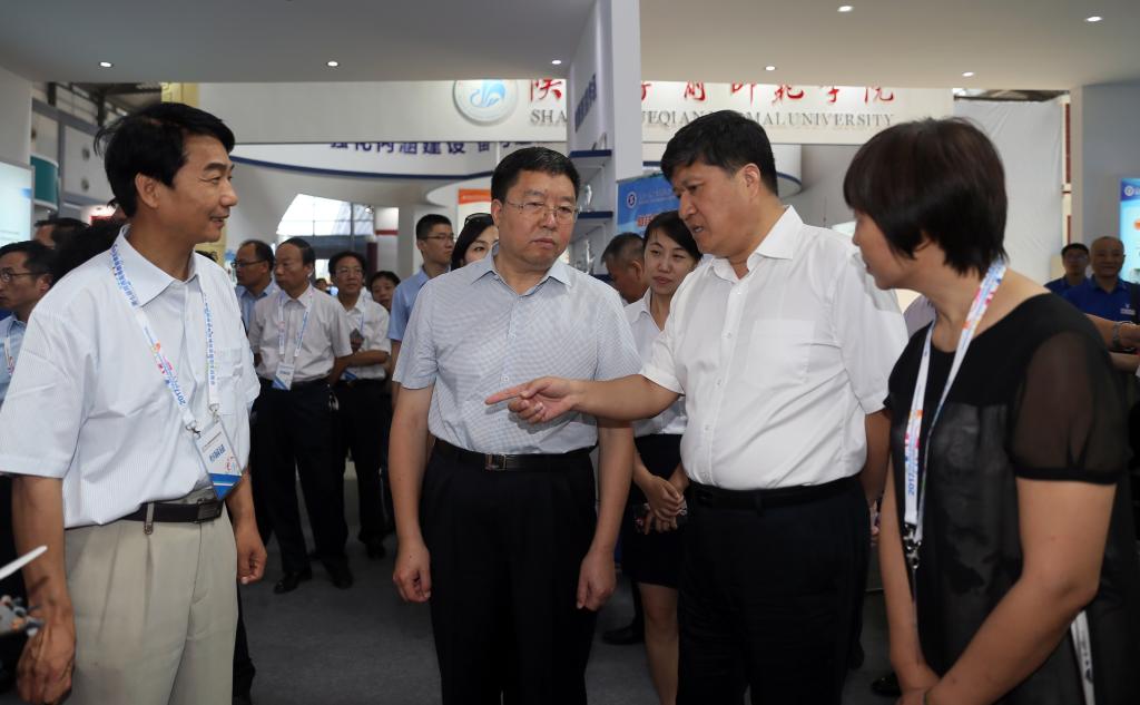 省委副书记毛万春听取省教育厅乐游棋牌介绍