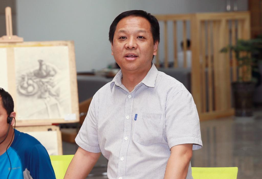 人事处处长卢庆林主持会议