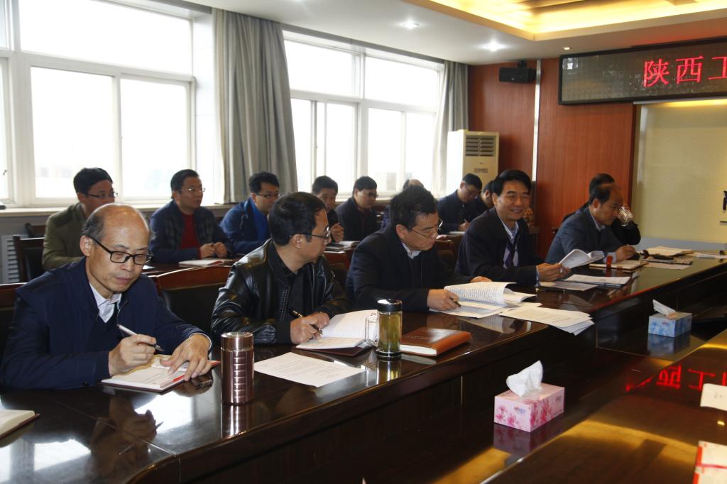 党委中心组全体成员讨论学习