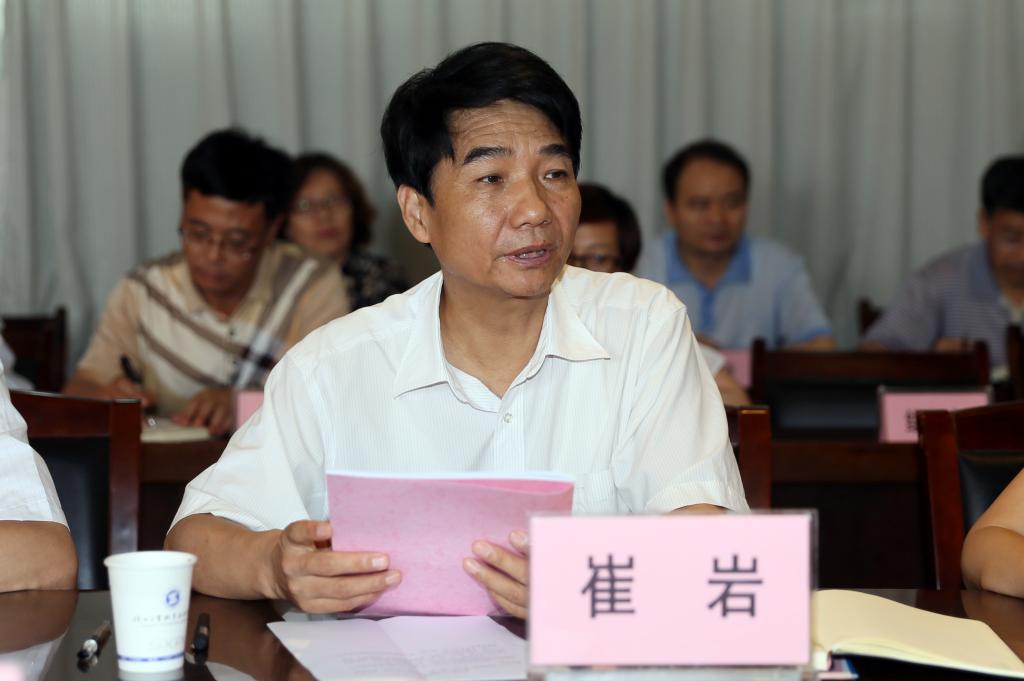 乐游棋牌党委书记崔岩作工作汇报