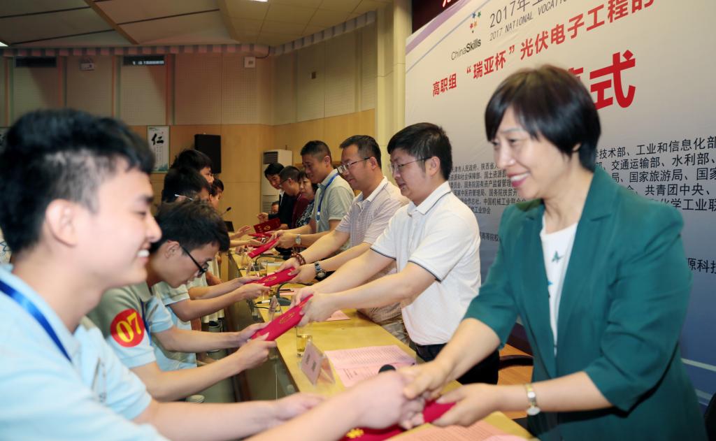 与会领导为获奖选手颁奖