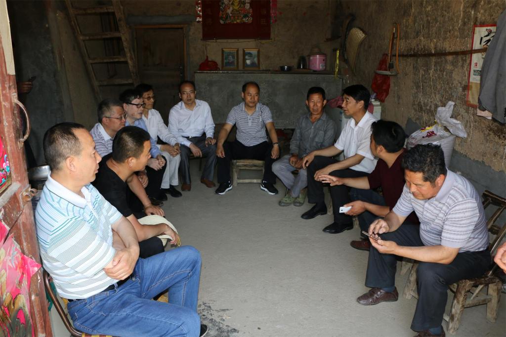 崔岩书记一行深入乐游棋牌定点帮扶贫困户家中进行实地考察