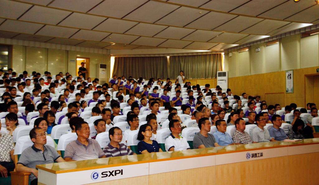 数控学院全体教师以及学生代表400余人聆听报告