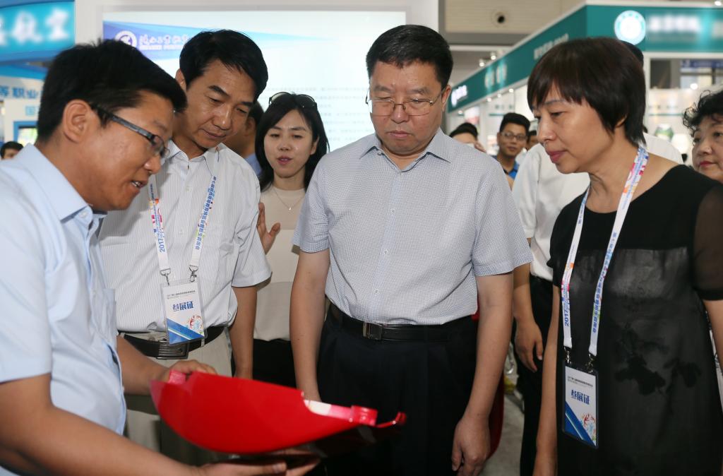 省委副书记毛万春观看乐游棋牌演示