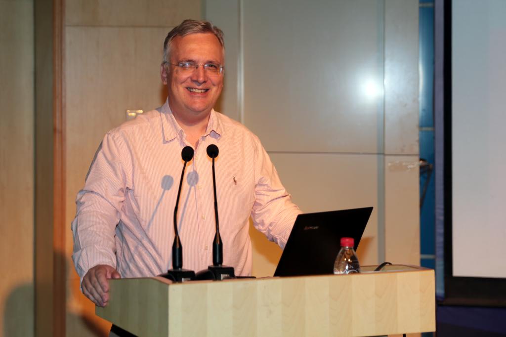 英国诺森比亚大学教授、英国皇家特许工程师安格斯