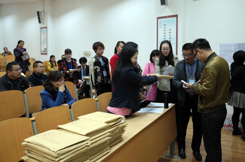 监考老师领取试卷