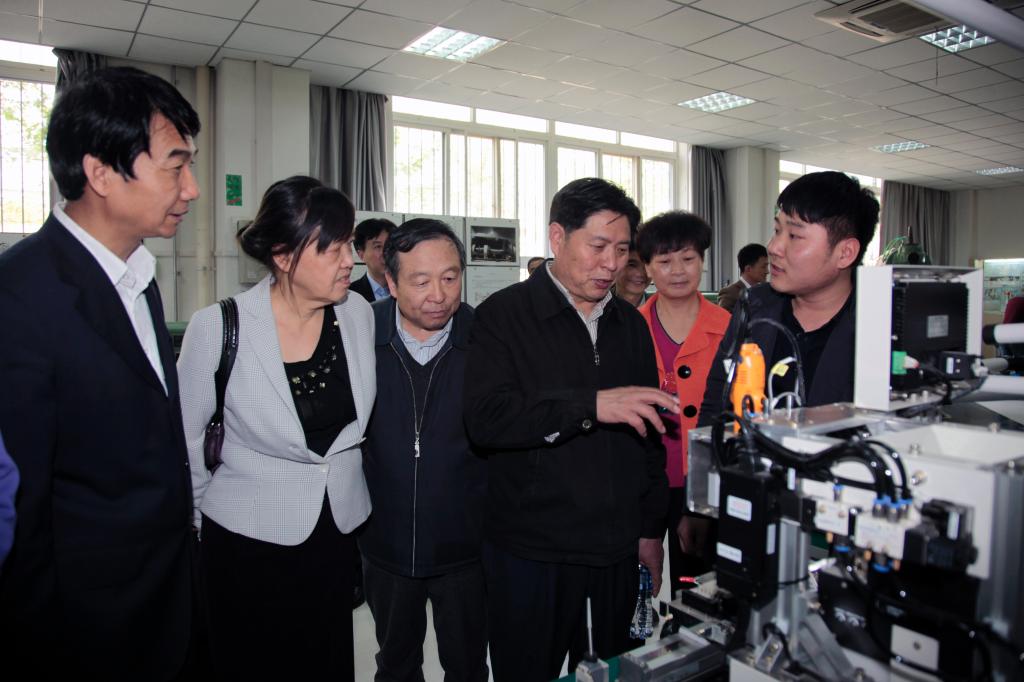 省人大执法检查组与省级技能大赛备赛选手交流