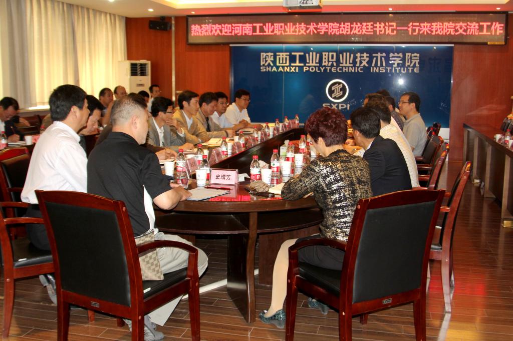 河南工业职业技术学院胡龙廷书记一行来乐游棋牌交流工作