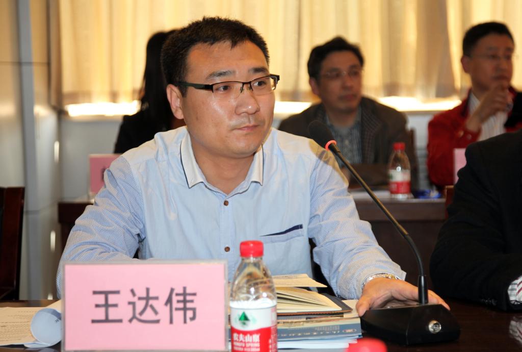 中国职业教育技术网编辑运营中心会议事业部常务副主任王达伟主持座谈会