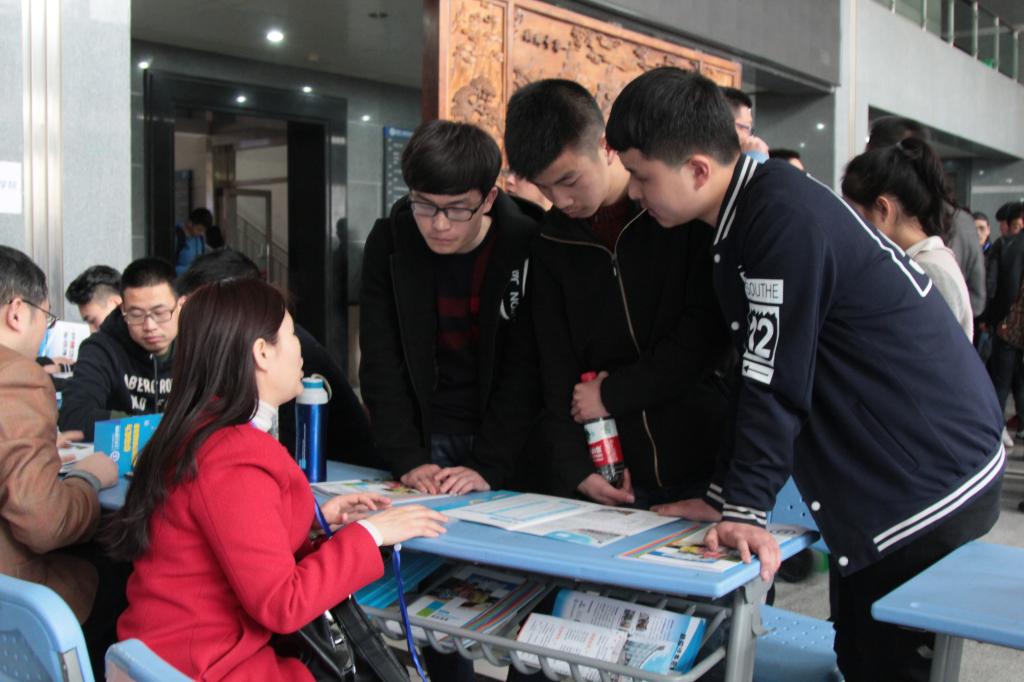 专业咨询处教师耐心讲解