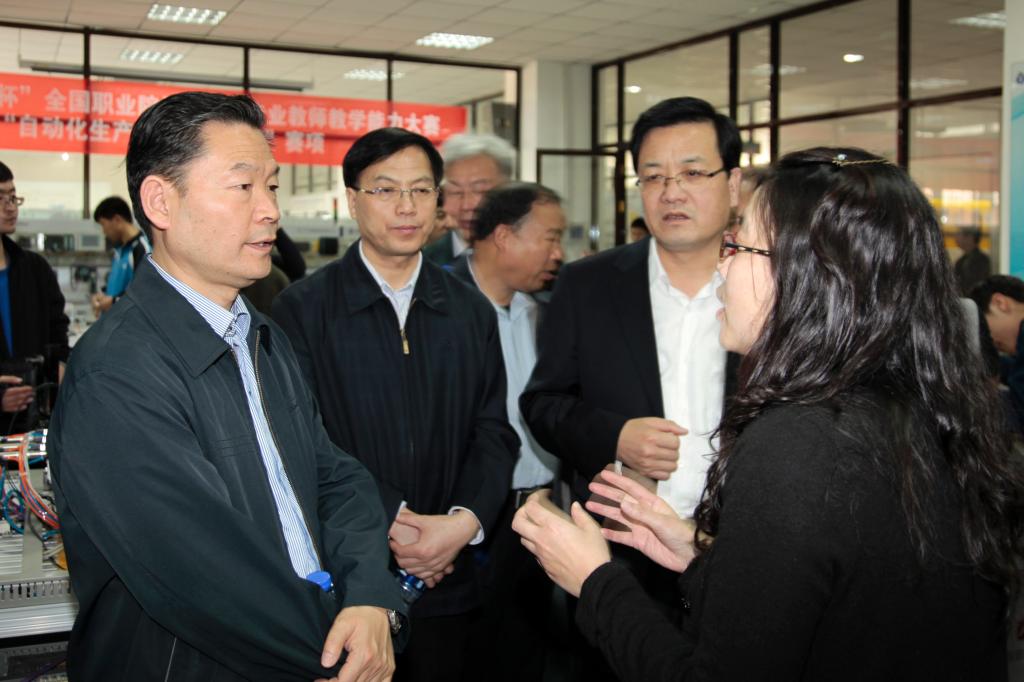 省人大执法检查组与实训指导教师交流