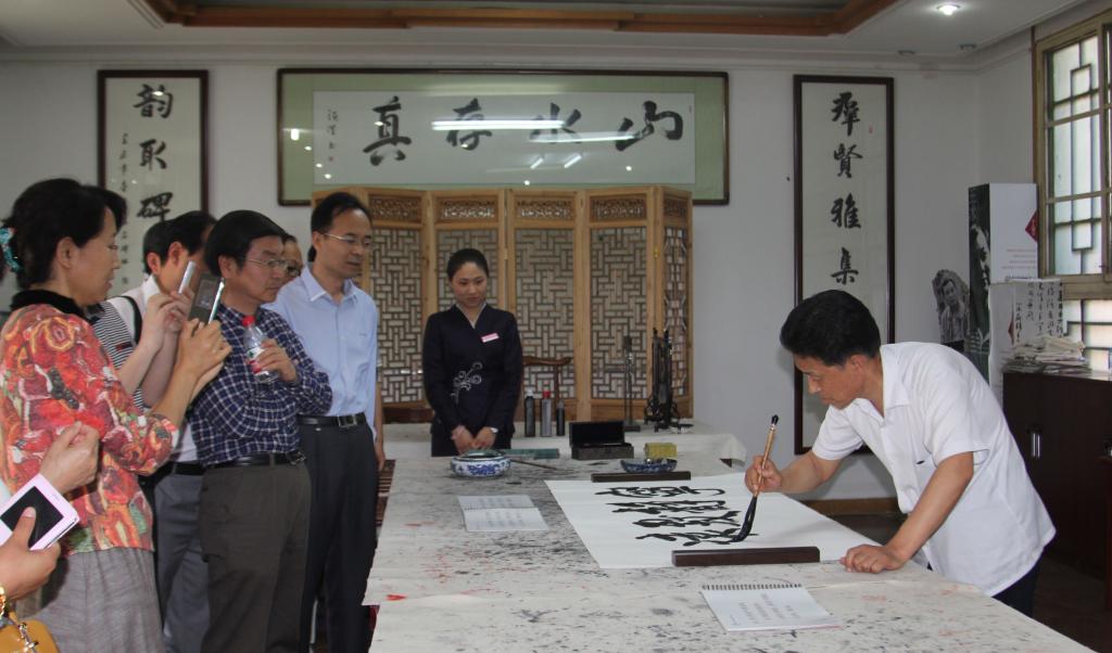 部分干部还现场挥毫,书写廉政警句名言