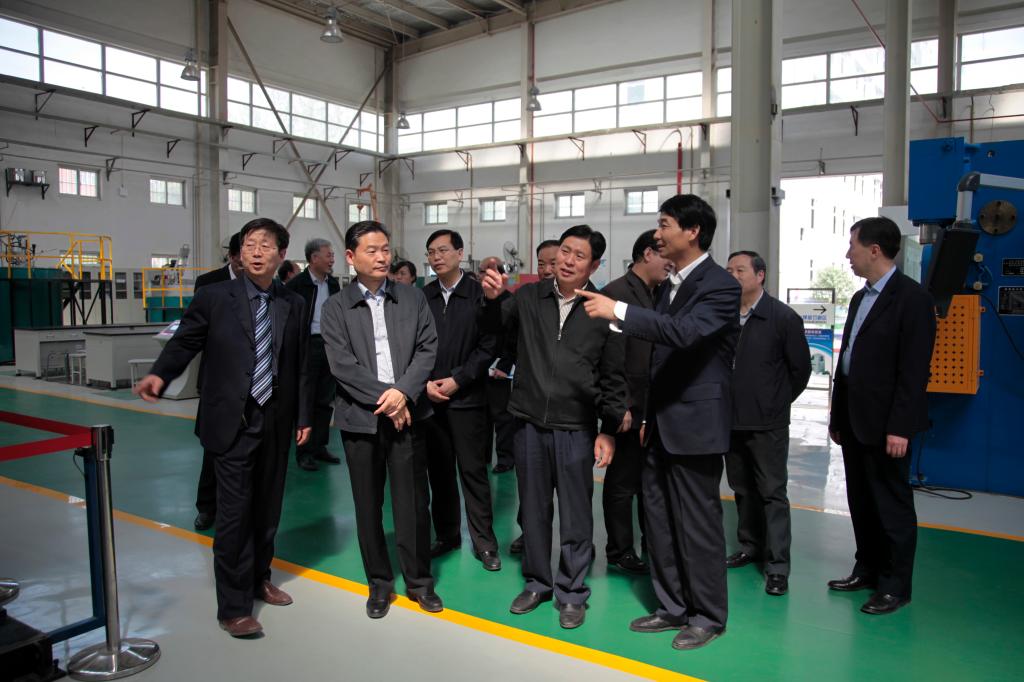 省人大执法检查组考察焊接技术实训中心