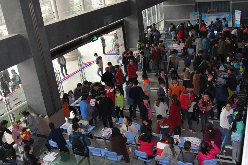 崇文南楼大厅前来现场确认的同学