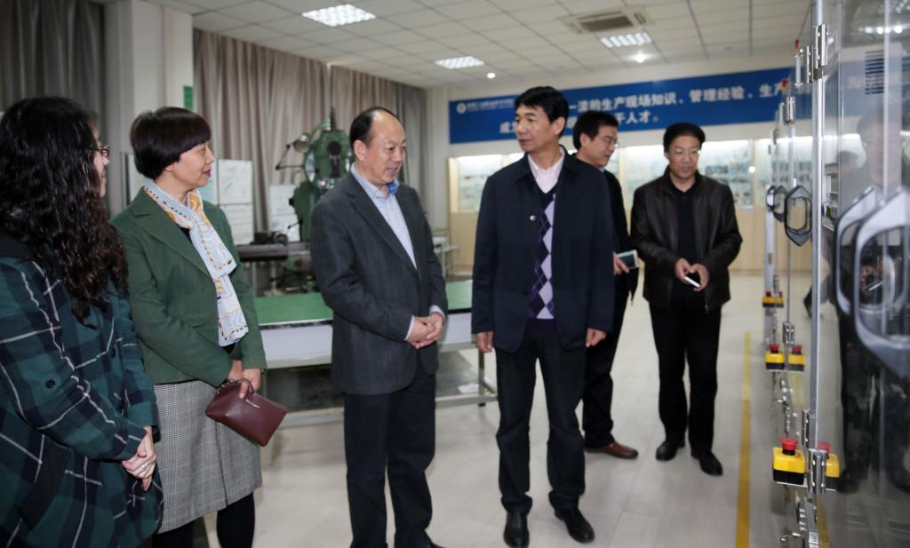 董小龙同志考察自动化技术实训中心