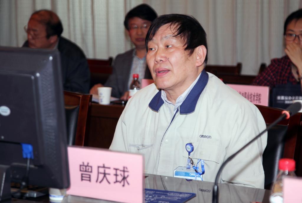 欧姆龙高级工程师、欧姆龙订单班驻校讲师曾庆球汇报公司参与集团化办学情况