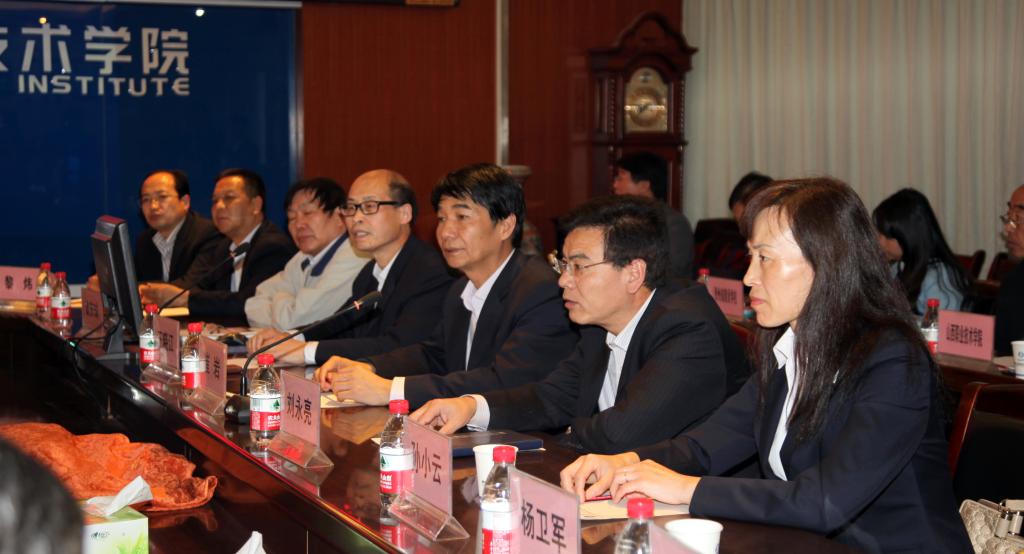 崔岩、王晓江、刘永亮和相关部门负责同志参加了座谈会